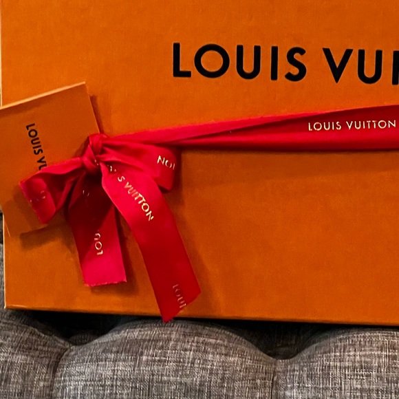 LV on the go black and cream MM Only one on Poshmark this bag  very hard to find - Picture 12 of 16